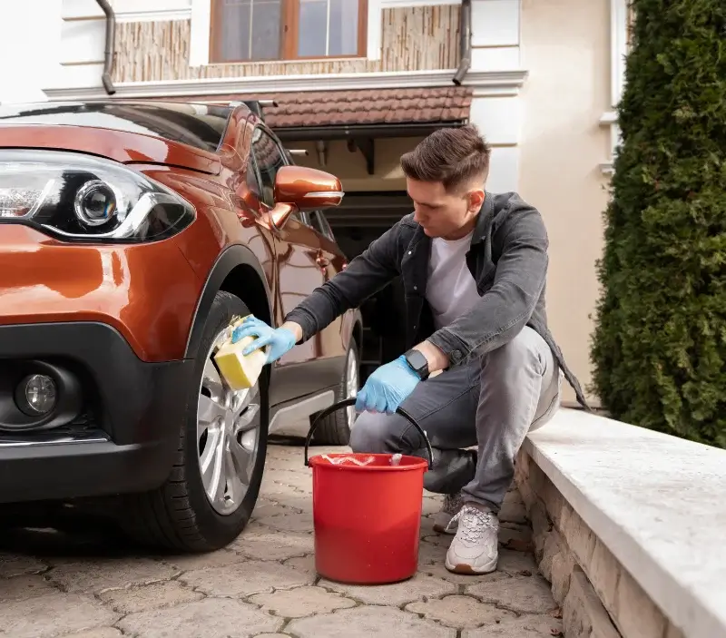 Lavage auto à domicile Arelaune-en-Seine : professionnel intervenant sur un véhicule